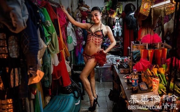 直击:中国"变装皇后"风情万种 痛并快乐着