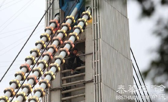 广东中山超生被罚11.6万丈夫爬10米吊桥企跳