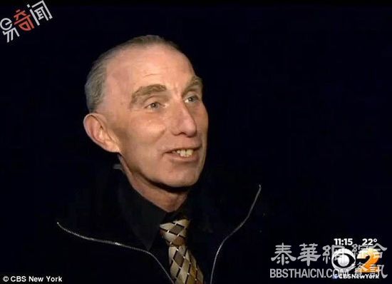 大叔车载木头人走共乘车道被捕 警察看到也笑了