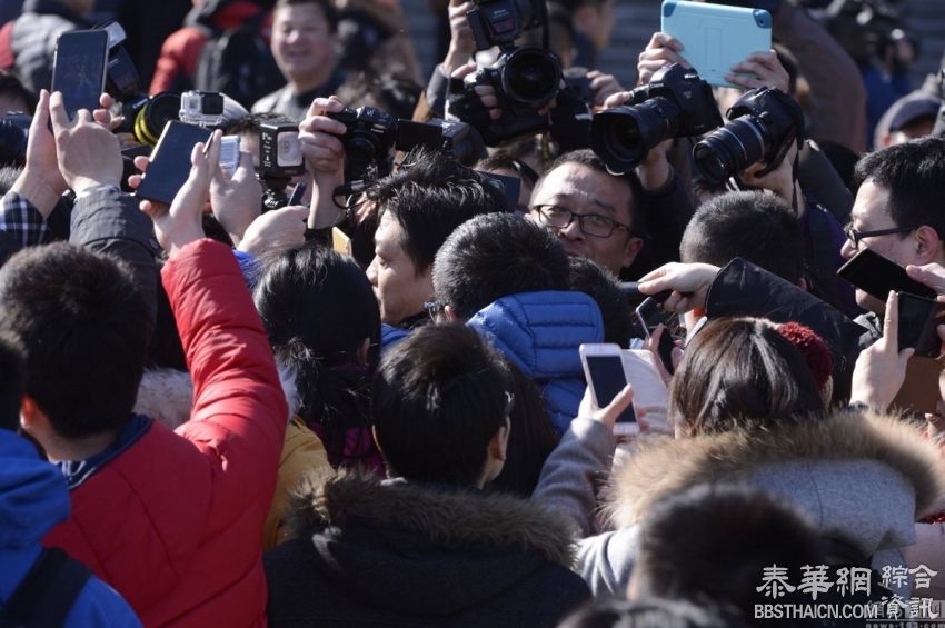 崔永元现身政协会议遭围堵 举自拍架拍记者