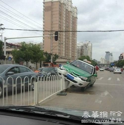 中国女司机太猛了！ 瞧瞧这车祸照