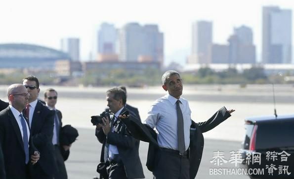 奥巴马在“空军一号”前摆pose“卖萌”