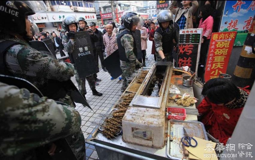 穿迷彩持盾牌，徐州城管全副武装清理占道摊贩