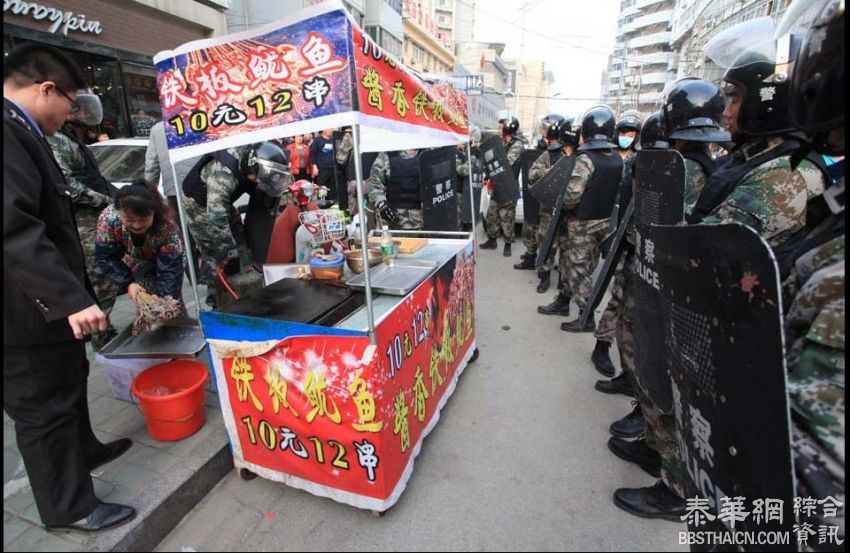 穿迷彩持盾牌，徐州城管全副武装清理占道摊贩