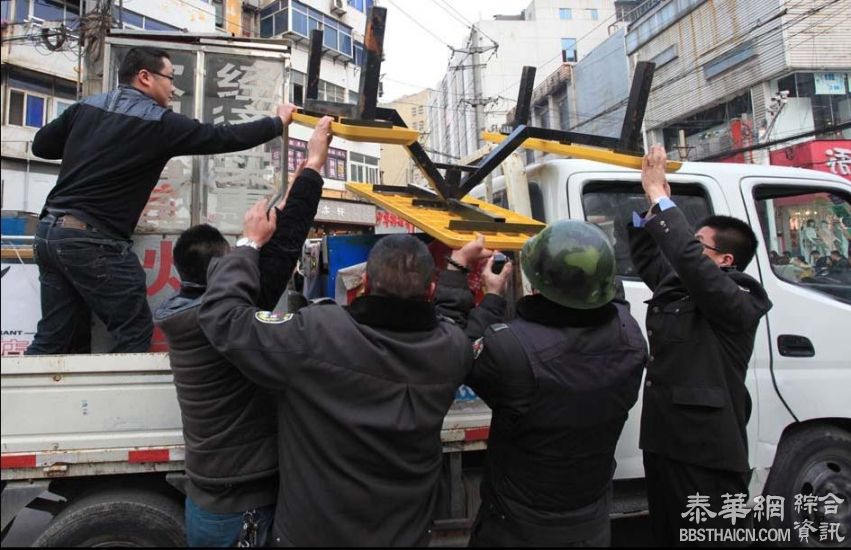 穿迷彩持盾牌，徐州城管全副武装清理占道摊贩