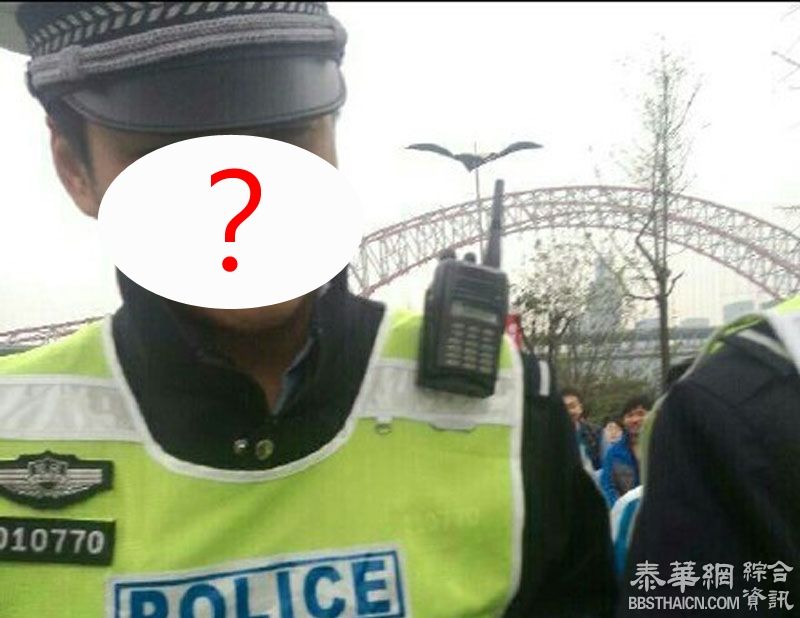 马拉松交警太英俊引混乱需护送离开现场