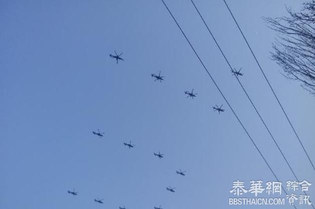 武装直升机 在保定上空编队飞行