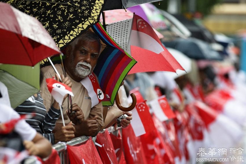 新加坡民众冒雨送别李光耀，高呼“前进吧，新加坡！”