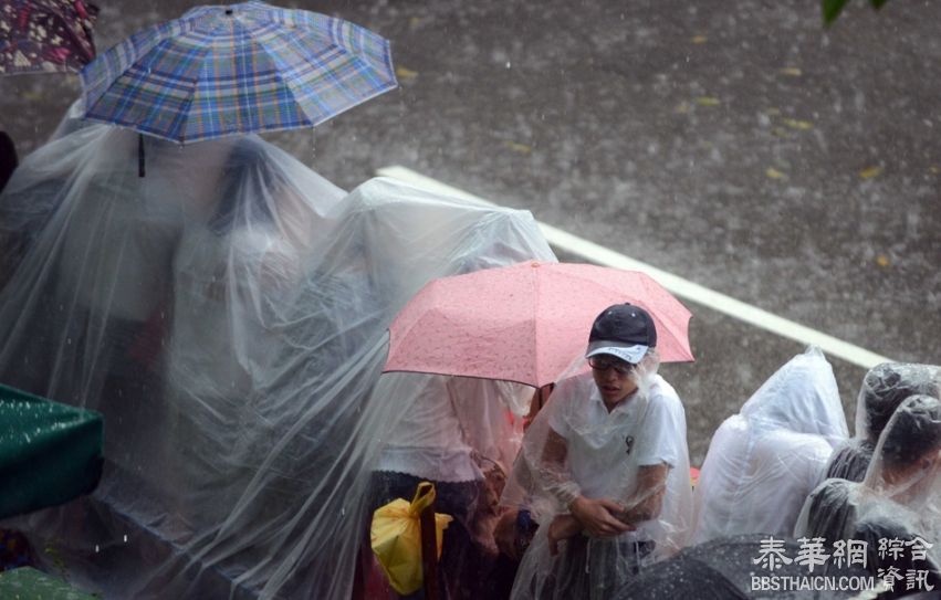 新加坡民众冒雨送别李光耀，高呼“前进吧，新加坡！”