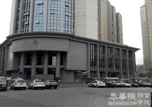 网曝南京多辆警车违停被交警“贴罚单”，警方回应将整改