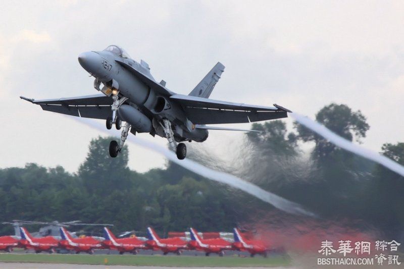 美两F-18战机故障迫降台南空军机场