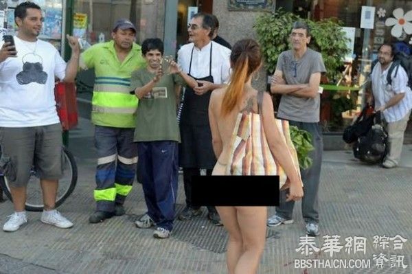 「裸体是艺术！」 女模脱光全裸游街