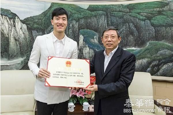 上海市长杨雄为刘翔颁奖状，希望其卸下过去荣誉和挫折的包袱