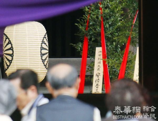 安倍向靖国神社献供品，竟把“亚投行”比作“不良高利贷”