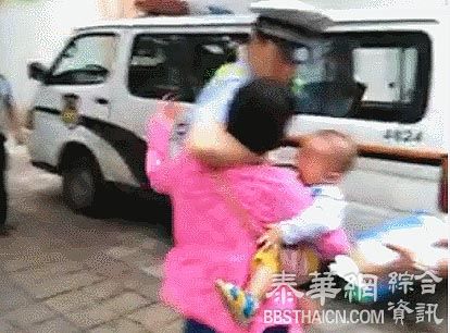 广东女子抱幼儿扇执法交警耳光被回扇耳光，警方道歉引争议