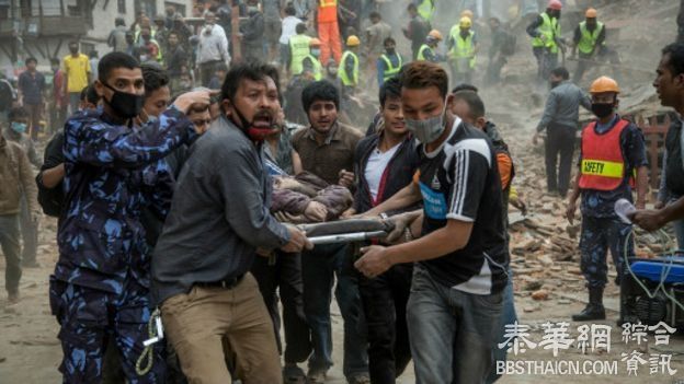 尼泊尔震灾救援加紧进行中国派搜救人员