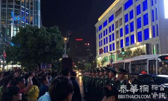 五一前夕外滩客流增多 武警以"人墙红绿灯"维持秩序