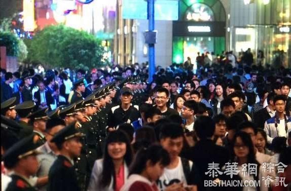 五一前夕外滩客流增多 武警以"人墙红绿灯"维持秩序