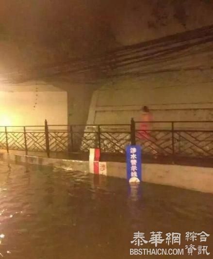 广州深夜发布暴雨红色预警信号，部分快速路水浸交通中断