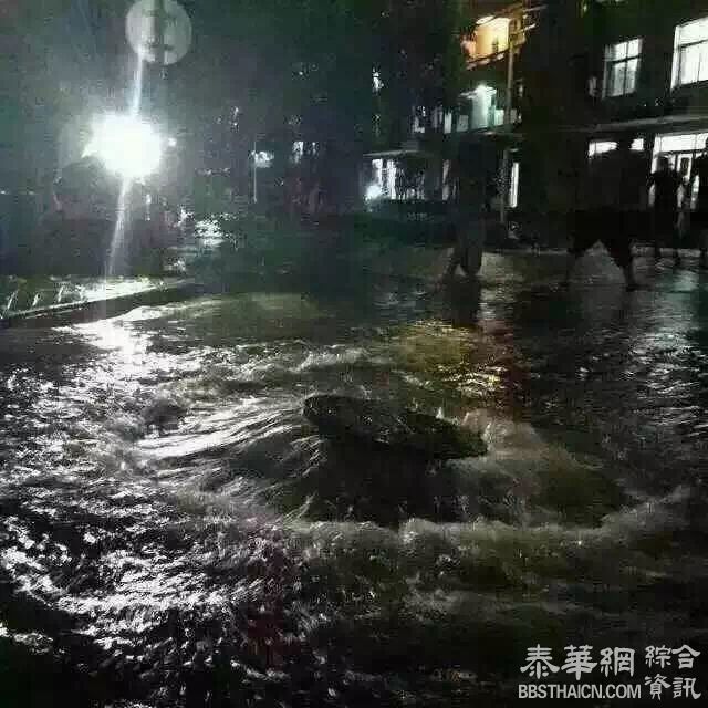 广州深夜发布暴雨红色预警信号，部分快速路水浸交通中断