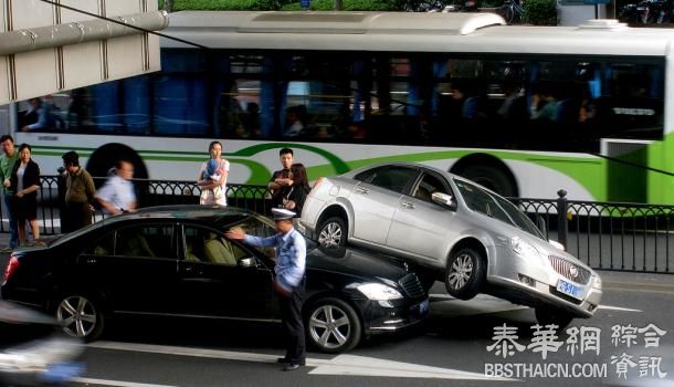 公安部交管局谈成都女司机被打事件：路遇“路怒症”及时举报