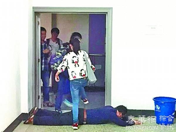 武汉教授趴地求胯下之辱：希望培养出敢向奥巴马扔鸡蛋的学生