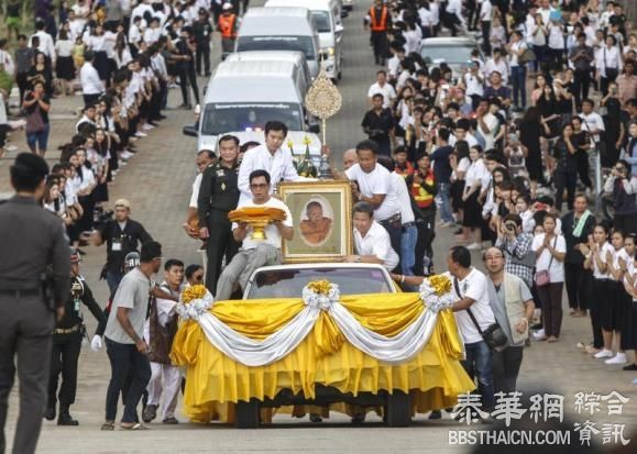 龙婆坤大师葬礼首日 五千余民众到场致哀