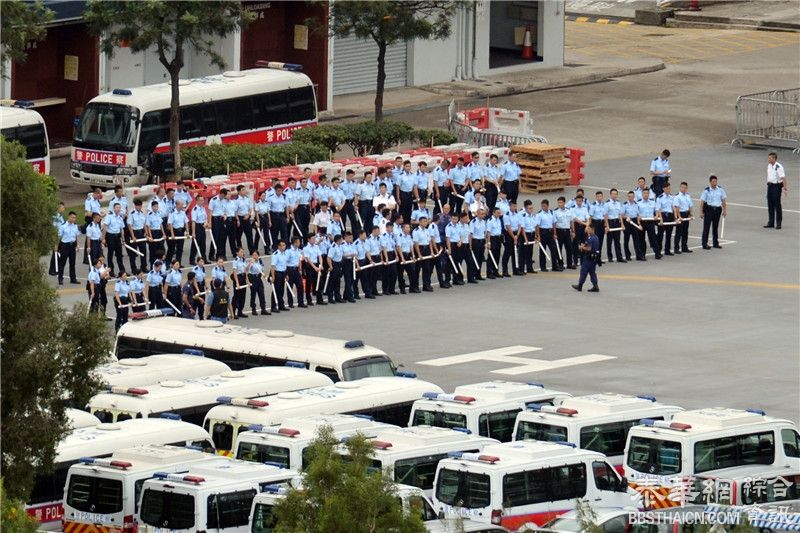 香港警察演练反示威