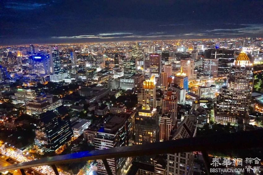 在BanyanTree顶层餐厅俯视曼谷夜景