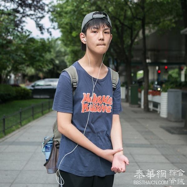 王思聪为爱犬配苹果手表：“对狗很好，对我伤害很大”