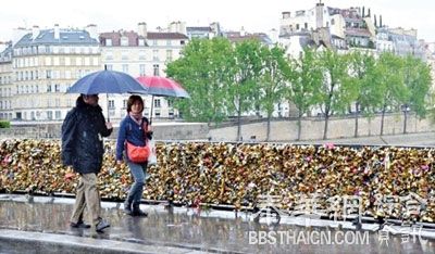 爱情太沉重 巴黎桥明天封道清锁