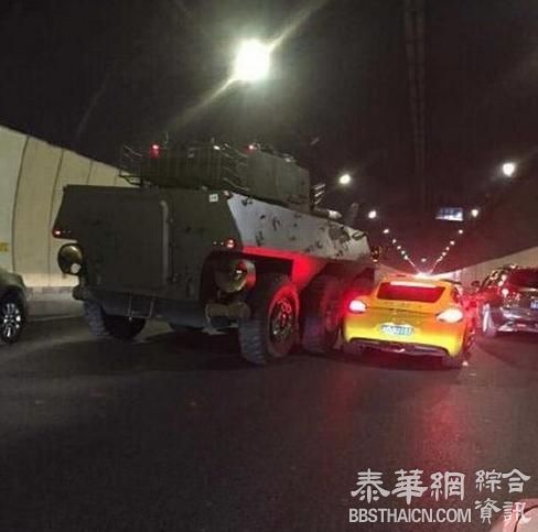 重庆隧道里保时捷擦撞装甲车