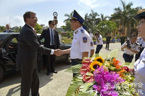美防长首次参观越南海军基地，将援越1800万美元买巡逻艇