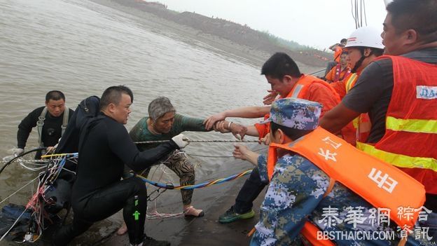 湖北长江船难：400余人仍失踪救援争分夺秒