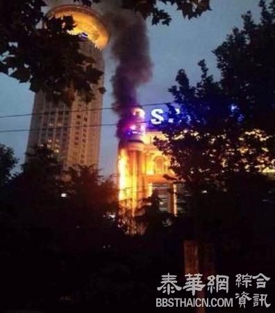 上海新世界百货广告牌起火 无人伤亡