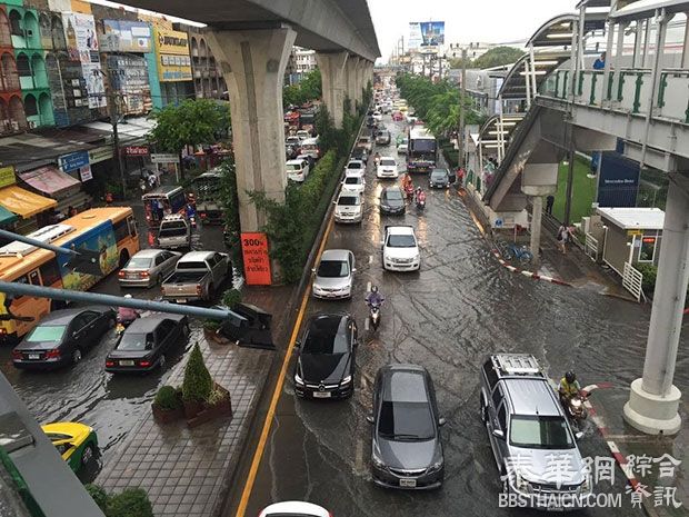 凌晨暴雨   浇瘫曼谷 曼谷市长素坤攀亲王指挥疏导