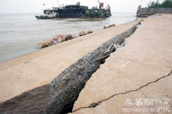 长江扬州嘶马弯道发生坍江险情，部分岸堤陷入江中消失