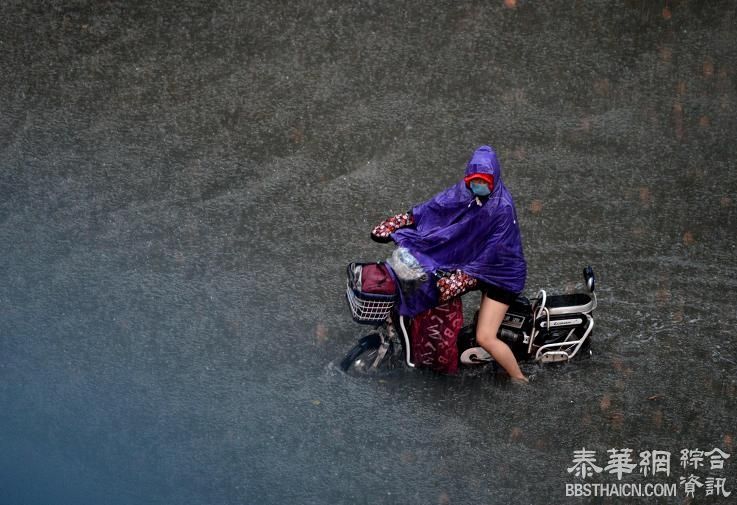 暴雨突袭福州 民众艰难出行