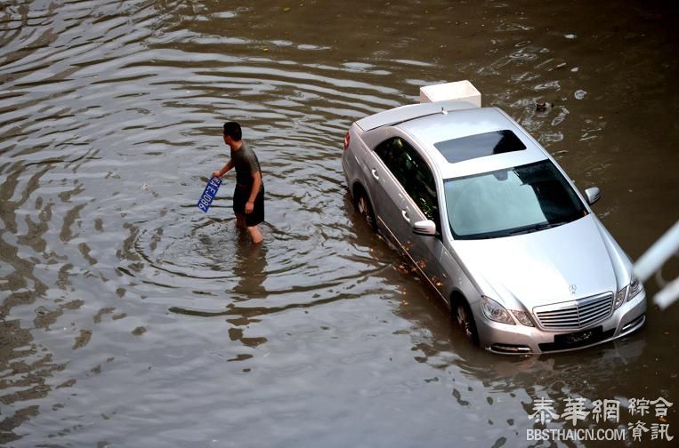 暴雨突袭福州 民众艰难出行