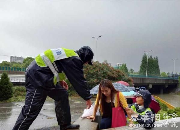 上海嘉定区暴雨成“威尼斯”：26个桥洞封闭，居民划艇出行