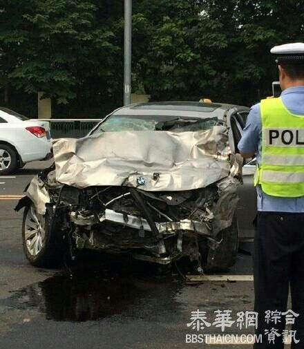 南京宝马撞车致2人死：司机并无酒驾毒驾，在警局屡撞墙