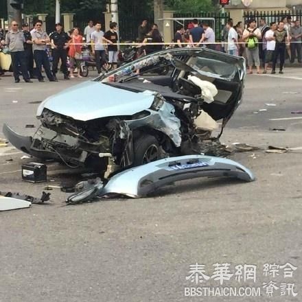 男子驾宝马南京街头飞速闯红灯撞死两人，逃逸后被抓疑涉毒驾