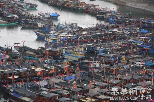 台风“鲸鱼”登陆海南：岛内列车全部停运，三亚万余乘客受阻