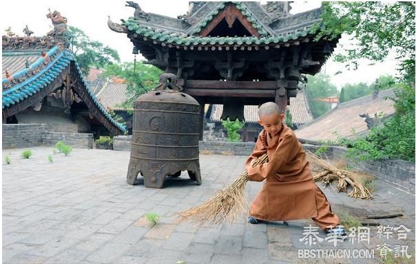 太原4岁小朋友寺院过暑假 被赞最萌"小和尚"