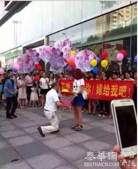 湖北60后大叔成功求婚90后 给路人大派红包