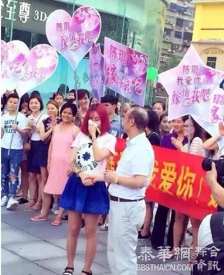 湖北60后大叔成功求婚90后 给路人大派红包