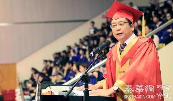 大学校长站三个半小时,只为做学生毕业合影的“背景板”