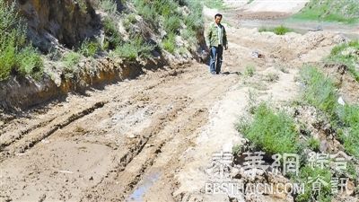 甘肃女村民為求修路堵路 被工程车碾轧致死