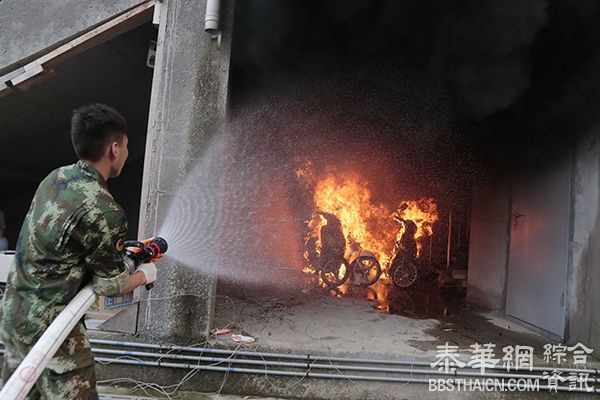 电动车充电起火多可怕？90秒现场200℃吸入就能灼伤