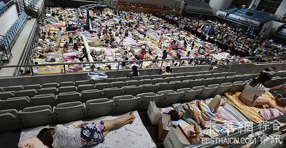 武汉千名大学生体育馆过夜避暑